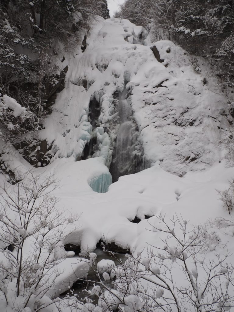 厳冬の不動滝にスノーシューを履き滝の様子を見てまいりました。
全面結氷とはならずも、滝つぼには、ブルーアイスがその冷たさを物語っており、水しぶきだけが響いておりました。