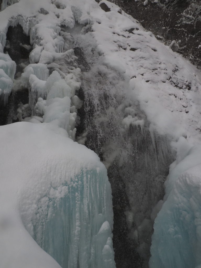 不動滝の滝壺が、ブルーアイスに輝いていました。
